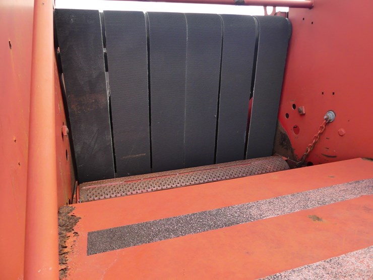 new-holland-br740-image-8