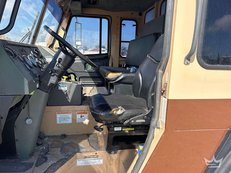 2012-crane-carrier-co.-low-entry-t/a-loadmaster-rear-loader-garbage-truck-image-18