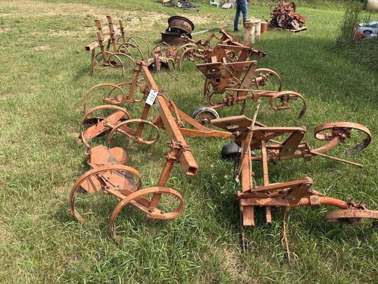 allis-chalmers-2-row-cultivator---off-d15-image-3
