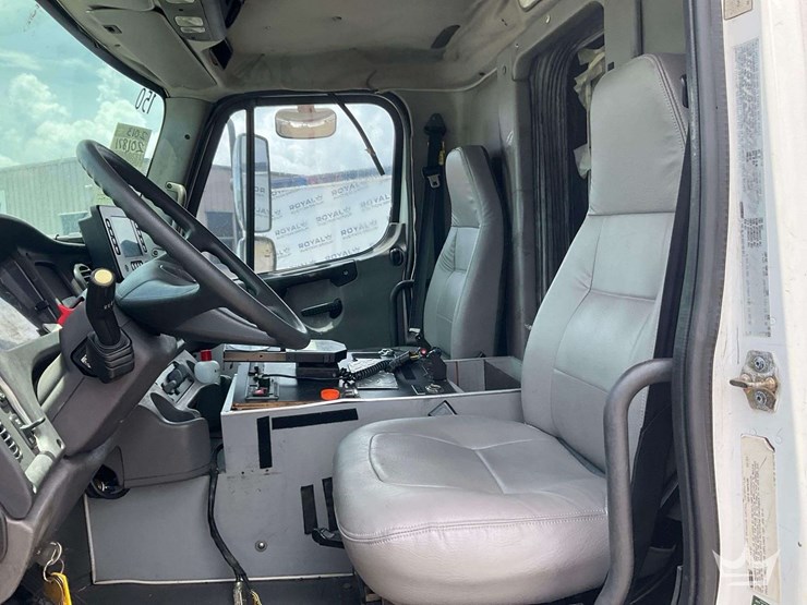 2003-freightliner-m2-106-image-21