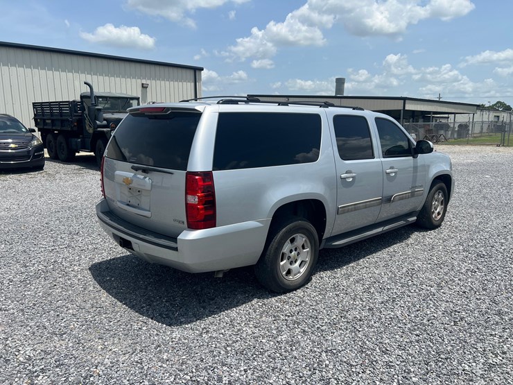 2012-chevrolet-suburban-image-5