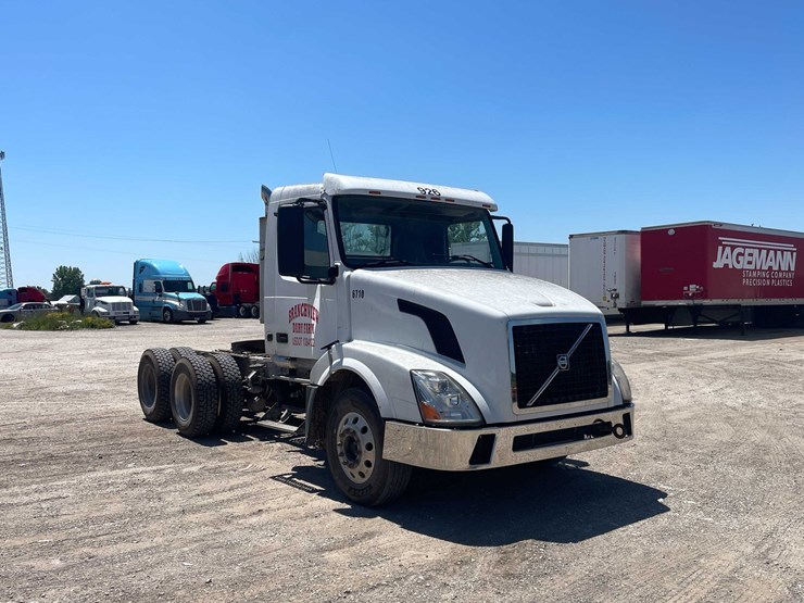 #120-•-2008-volvo-semi-tractor-(has-wi-title)-(whitelaw,-wi)-image-2