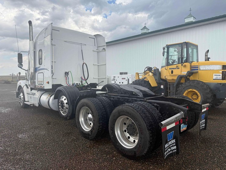 2018-freightliner-semi-image-2