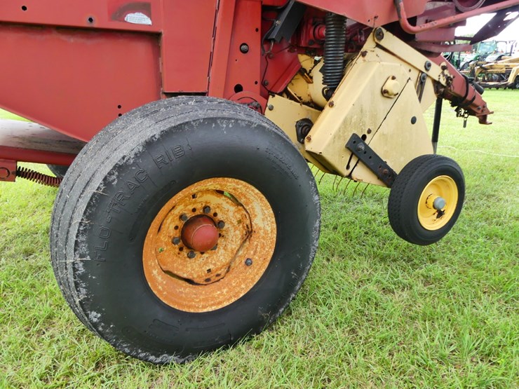 new-holland-br740-image-6