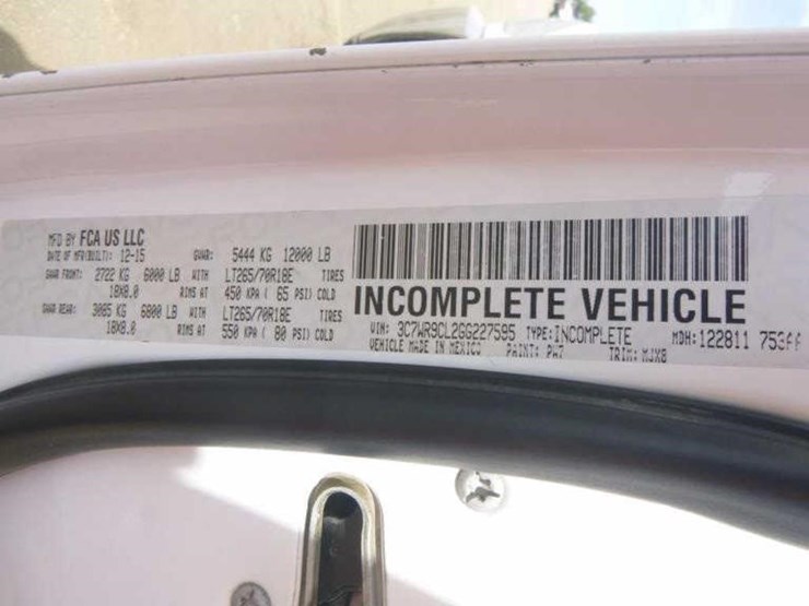 2016-dodge-ram-3500-image-35