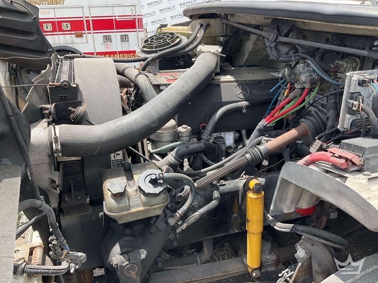 2004-freightliner-m2-106-image-10