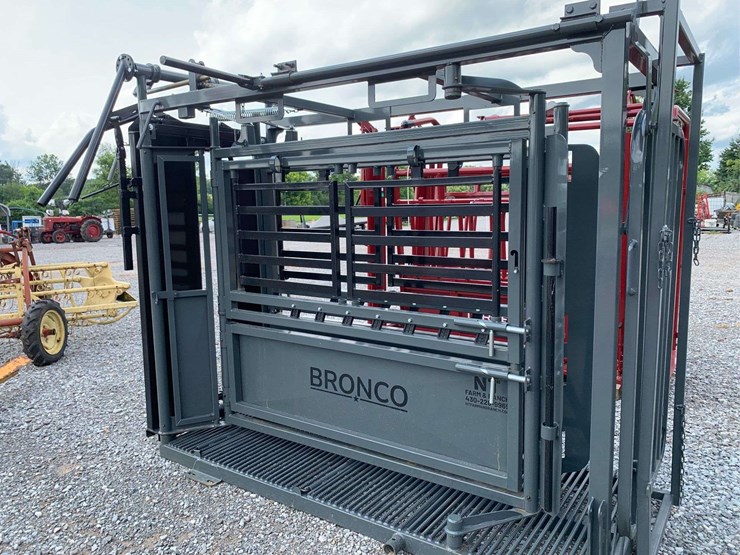 nt-bronco-squeeze-chute-image-9