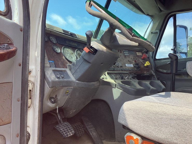 2006-freightliner-cst-120-tender-truck-image-40