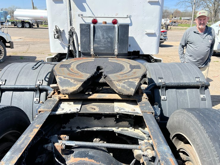 2011-peterbilt-386-image-41