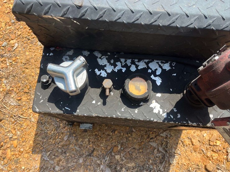 aux-fuel-tank-with-tool-box-on-top-image-5