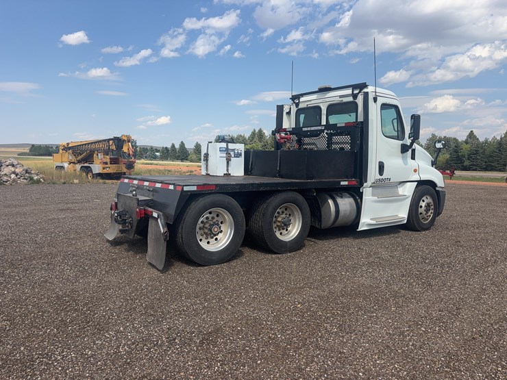 2016-freightliner-cascadia-125-flatbed-truck-image-5