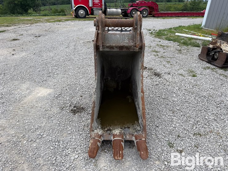 tag-24"-excavator-bucket-image-2