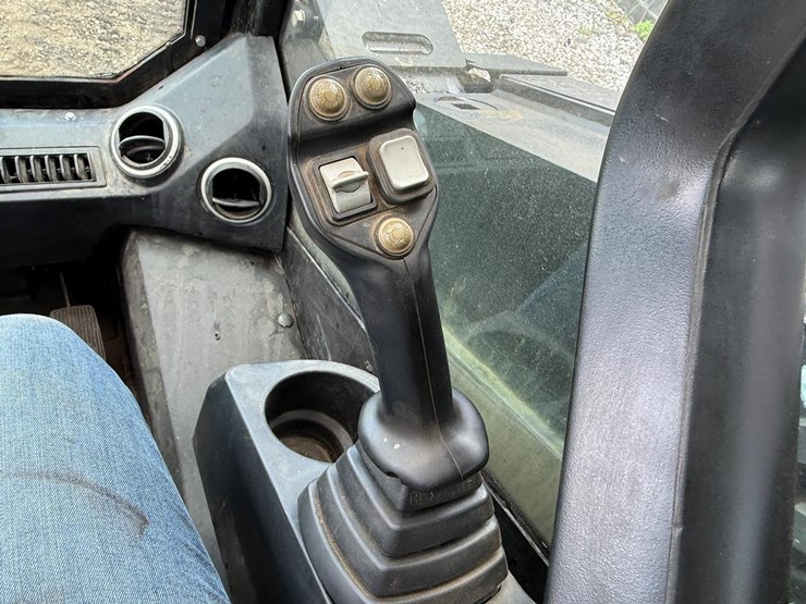2019-jcb-2ts-7t-image-23
