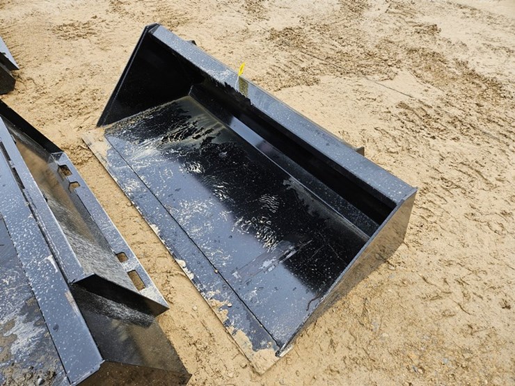 #235-•-swict-66"-material-bucket-image-1