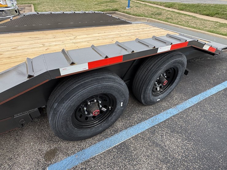2026-bellwether-premier-8.5'x24'-hyd-tilt-gooseneck-trailer-image-4