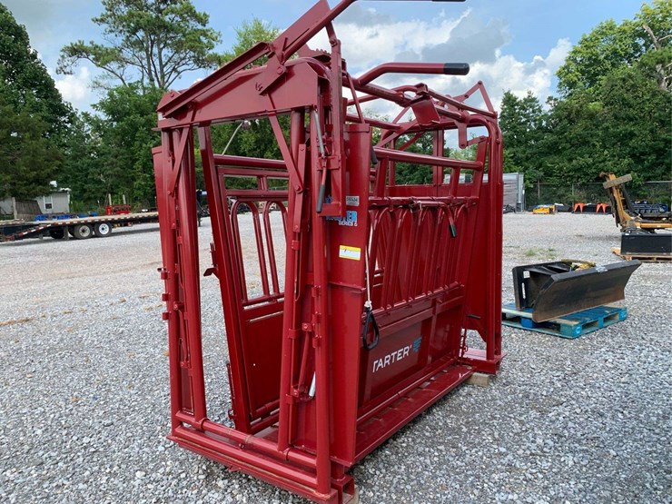 tarter-cattle-master-squeeze-chute-image-1