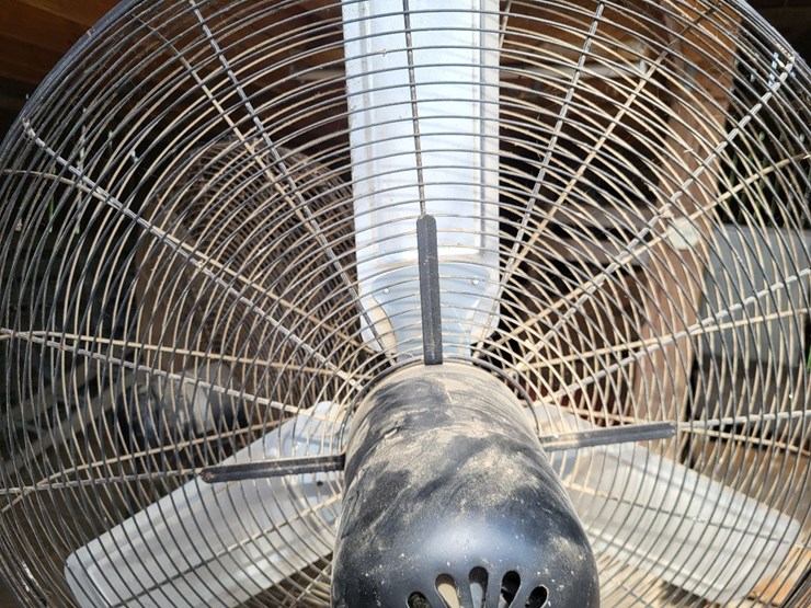(3)-32"-livestock-fans-w/stands-and-electric-motor-image-13