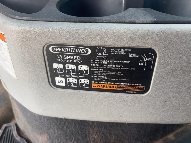 2015-freightliner-122sd-semi-image-35