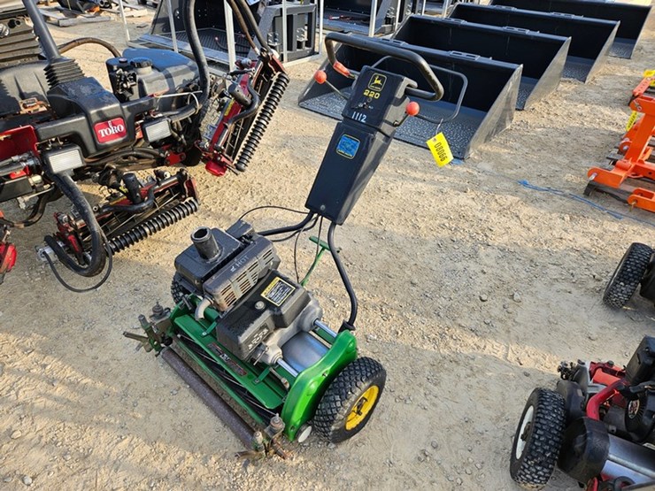 john-deere-220-image-1