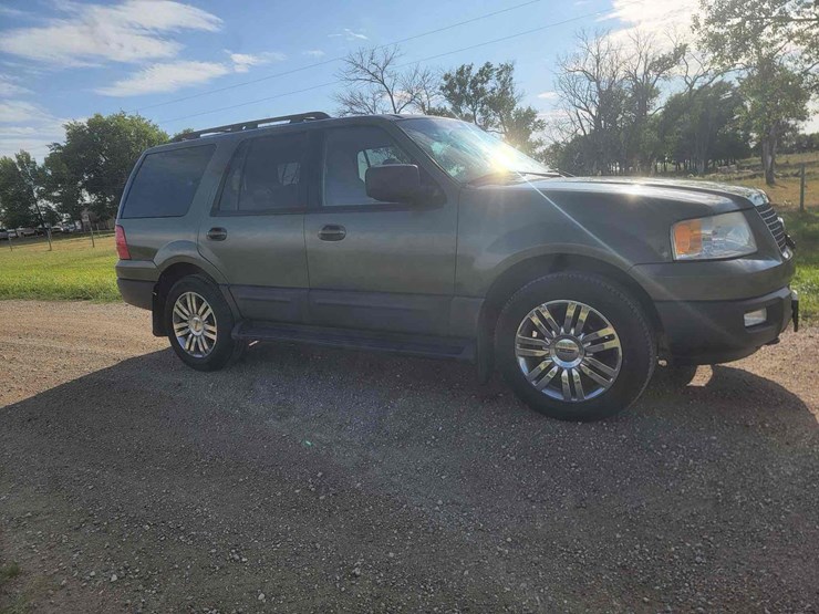 2005-ford-expedition-image-2
