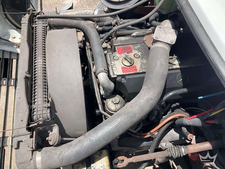 2003-freightliner-m2-106-image-10