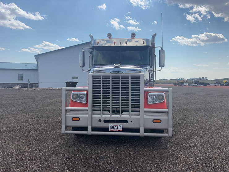 2015-freightliner-122sd-semi-image-2
