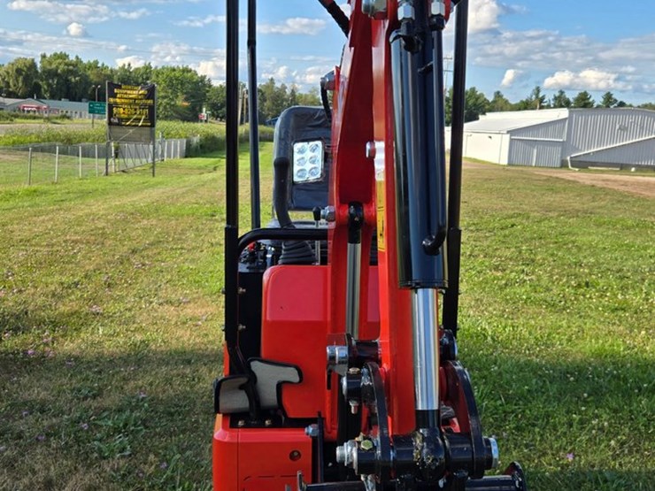 #2013-•-me15-mini-excavator-image-4