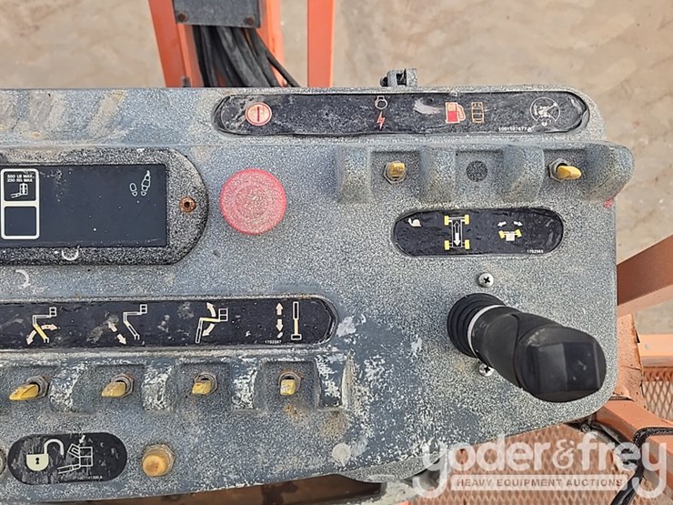 2016-jlg-800aj-image-32