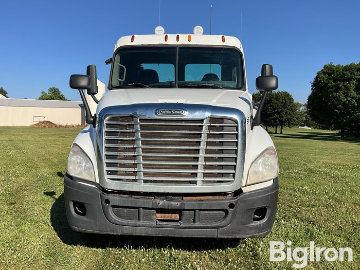 2012-freightliner-cascadia-125-image-2