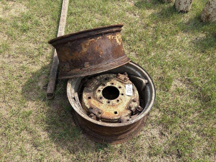 allis-chalmers-d15-rear-wheel-rims---rough-shape-image-4