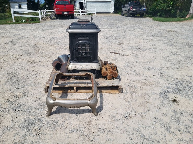 brilliant-the-wemble-co.--no-16-176-cast-wood-burning-stove-image-2