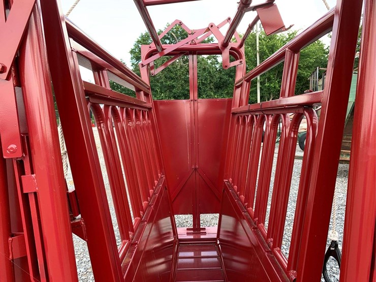 tarter-cattle-master-squeeze-chute-image-15