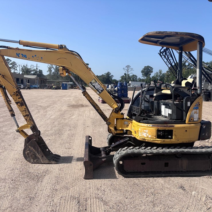 KOMATSU PC35MR