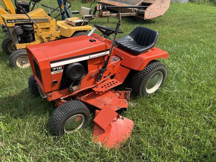 allis-chalmers-712-hydro-lawn-tractor-image-1