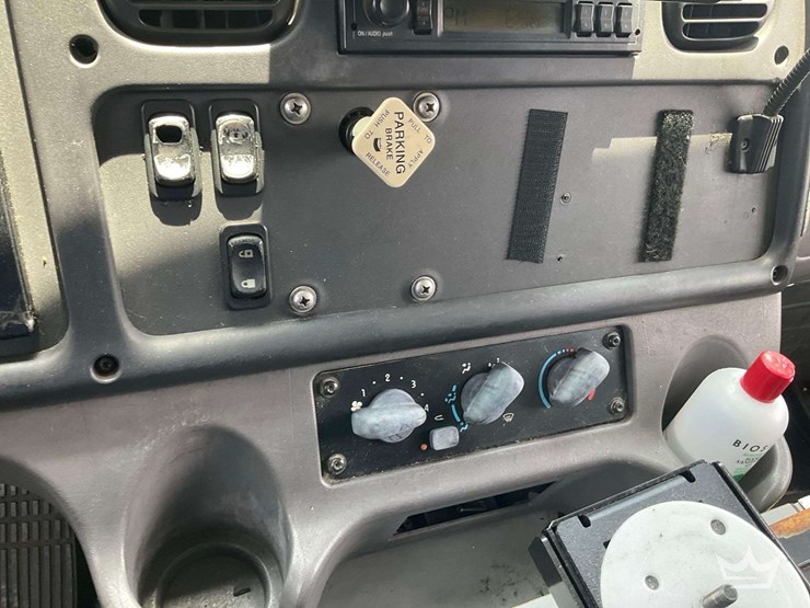 2003-freightliner-m2-106-image-18