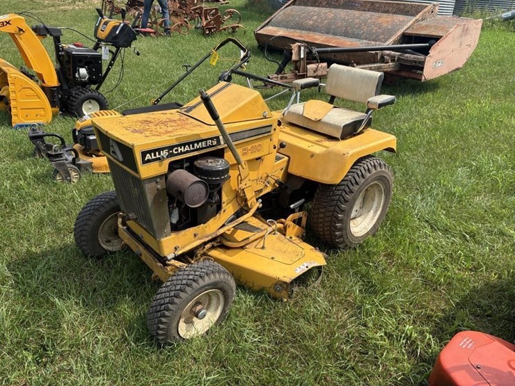 allis-chalmers-b-110-lawn-tractor---needs-battery-image-1
