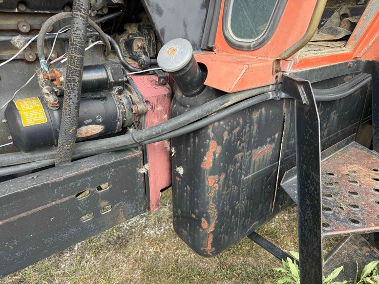 allis-chalmers-7080-tractor-image-17