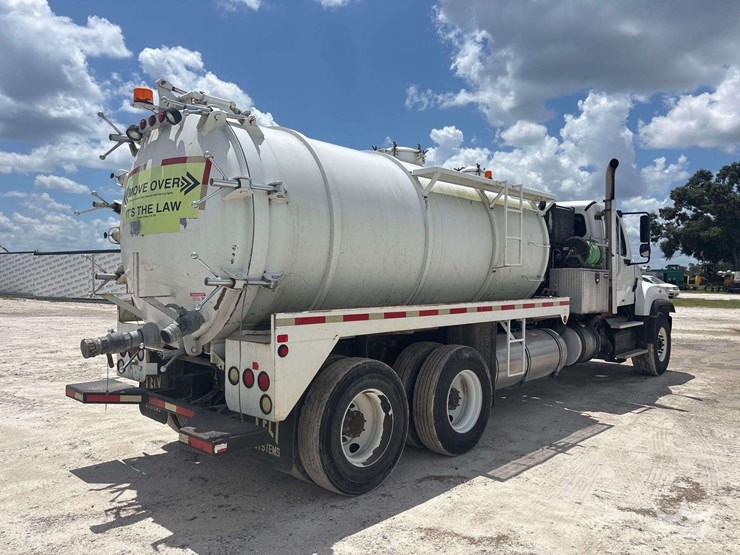 2015-freightliner-114sd-image-4