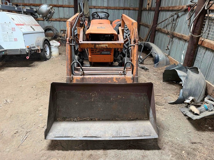 245-kubota-tractor-image-8