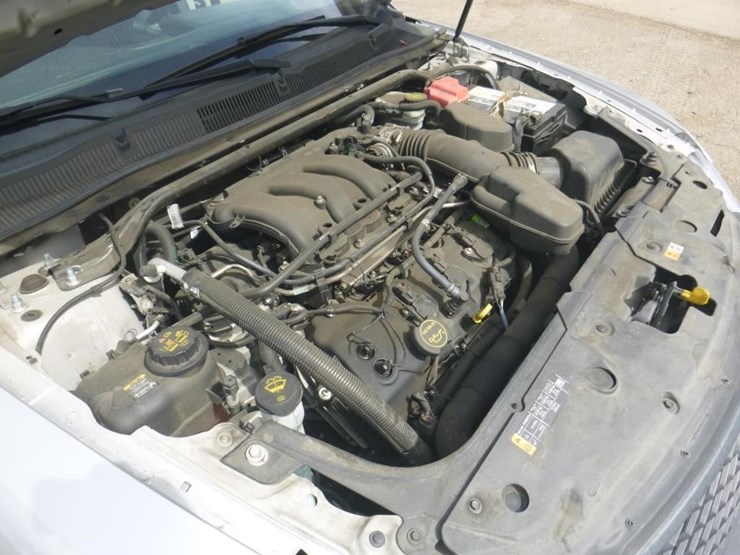 2015-ford-taurus-sedan-image-11