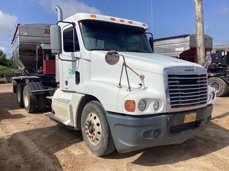 2006-freightliner-cst120-image-3