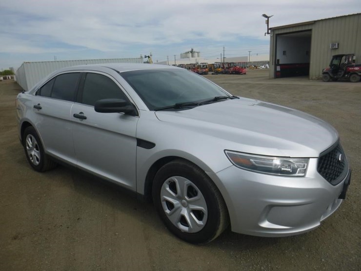 2015-ford-taurus-sedan-image-2