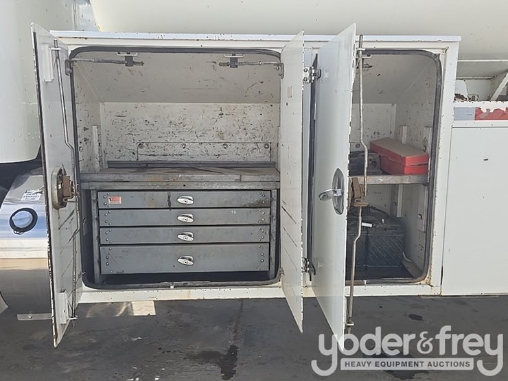 2012-peterbilt-348-image-29