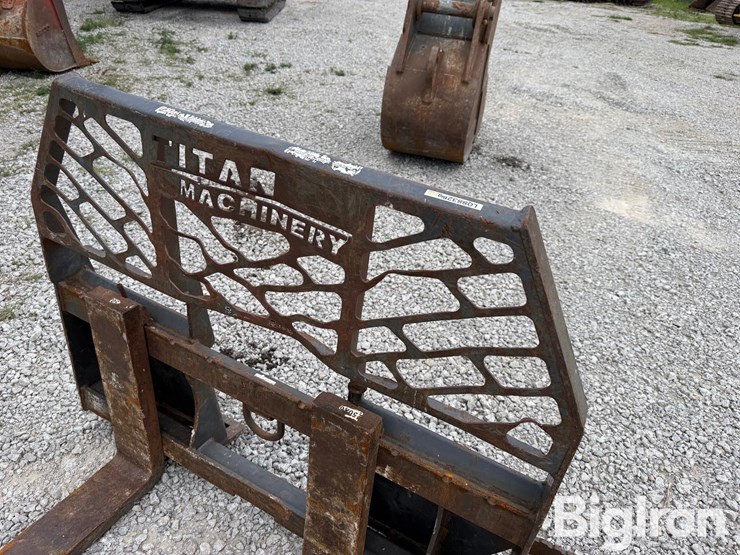 titan-machinery-pallet-forks-image-10