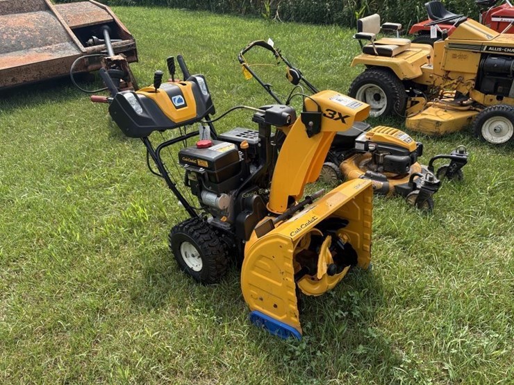 cub-cadet-3x-24"-three-stage-snow-blower-image-4