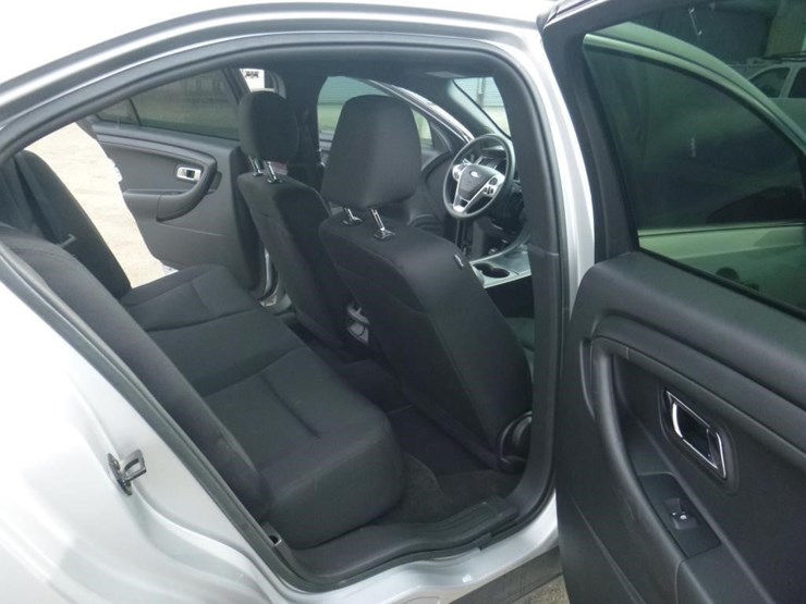 2015-ford-taurus-sedan-image-8