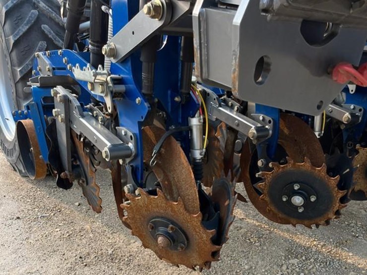 aguru-12-row-strip-till-bar6430-vertical-fold-toolbar-400-series-rowcrop-chassis-9t-montag-tank-image-5