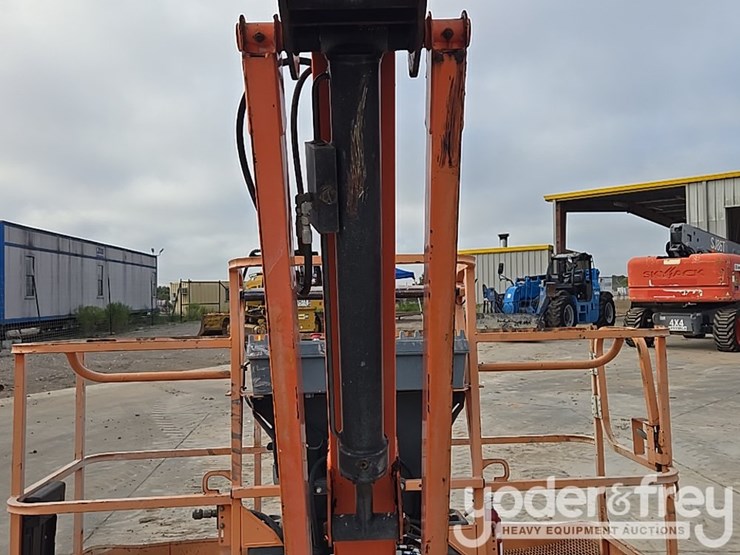 2016-jlg-800aj-image-14