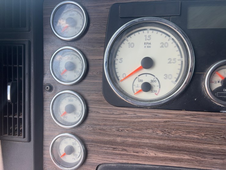 2015-freightliner-122sd-semi-image-39