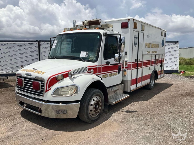 2004-freightliner-m2-106-image-2